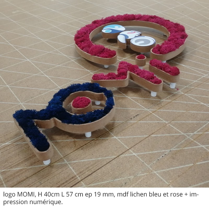 Enseigne logo végétal, socle en MDF creusé, lichen végétal naturel bleu et rose + impression numérique