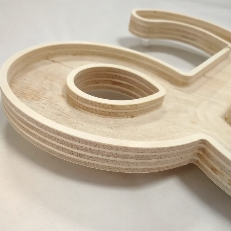 Détail enseigne végétal, socle en bois de peuplier creusé