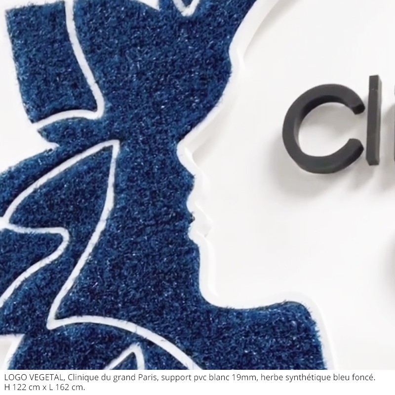 clinique du grand paris, logo végétal, herbe synthétique bleu foncé, support pvc blanc 19mm